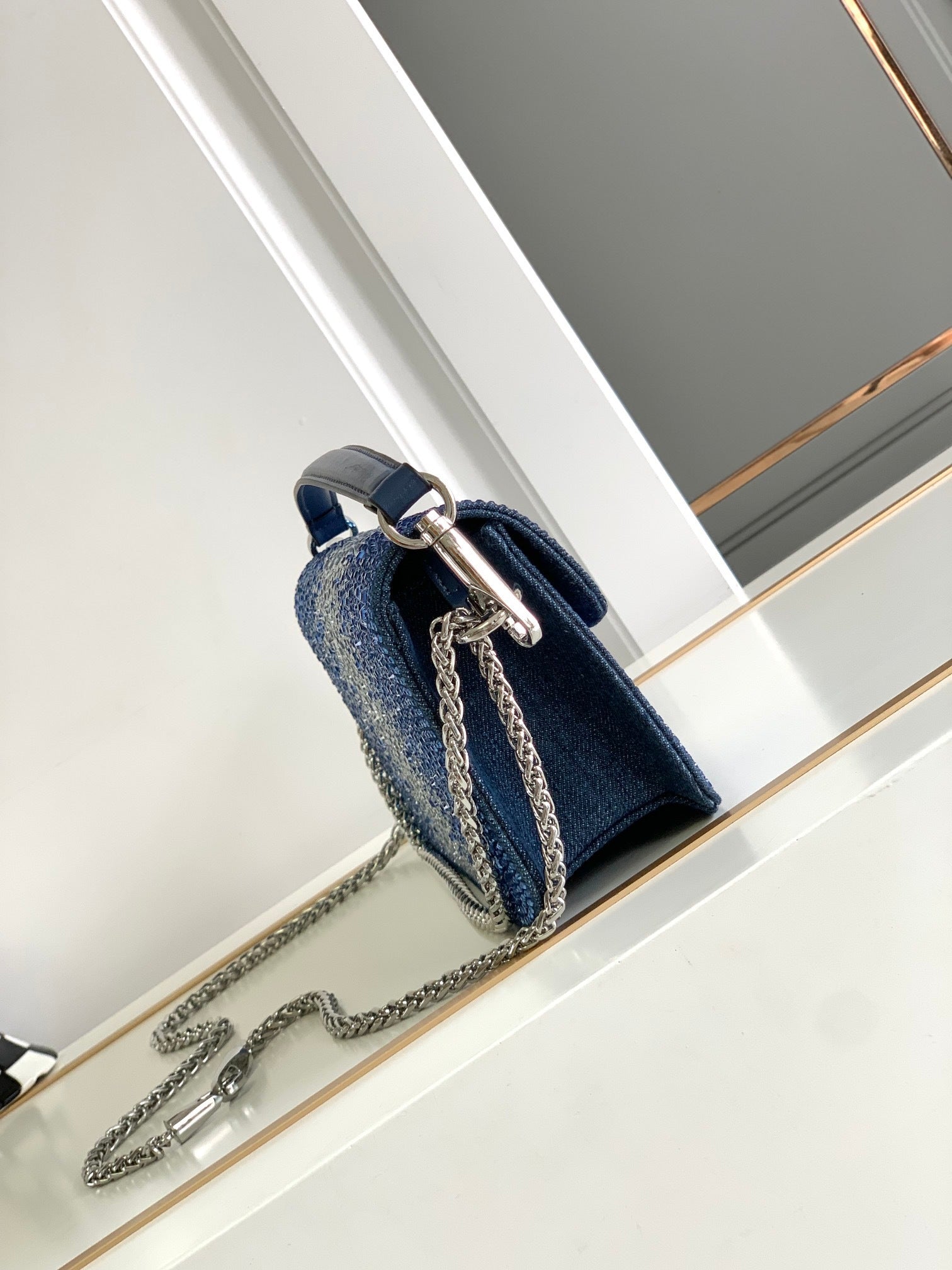 💎 V Signature Locò Crystal Mini Bag