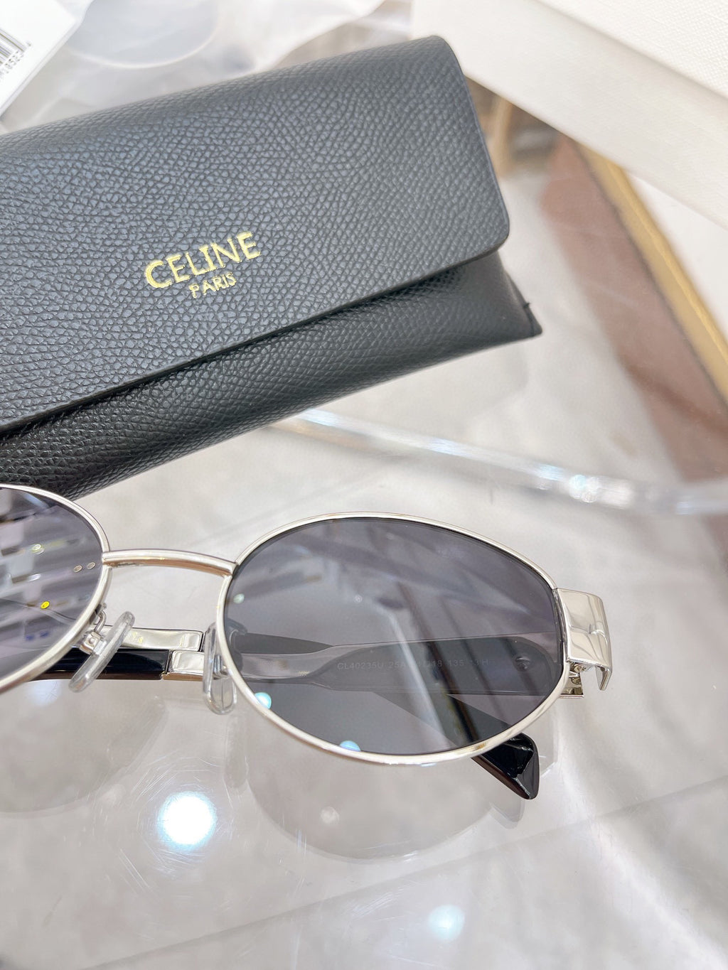 Stylish Sunglasses – Model CL40235U 🕶️