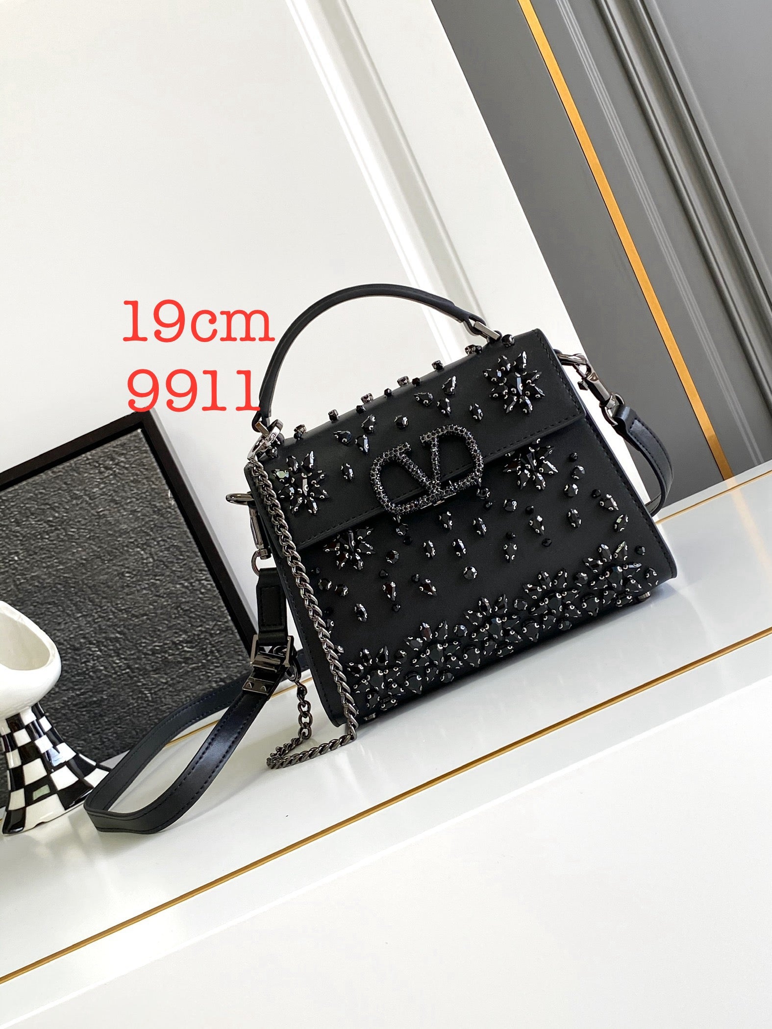 V-SLING Handcrafted Pompom Bag | 9911 MTX