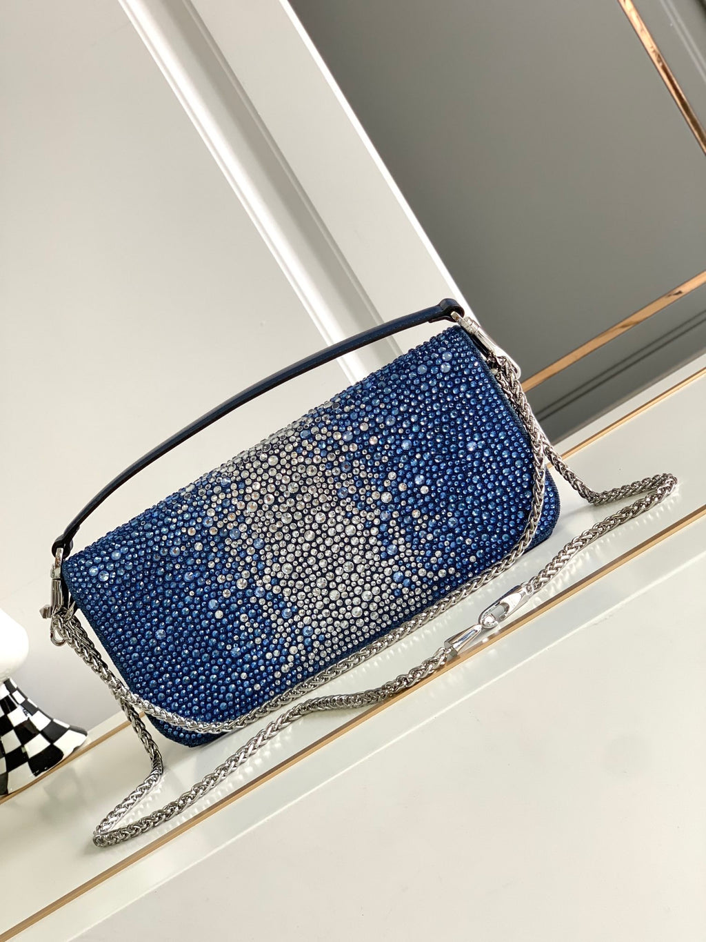 💎 V Signature Locò Crystal Mini Bag