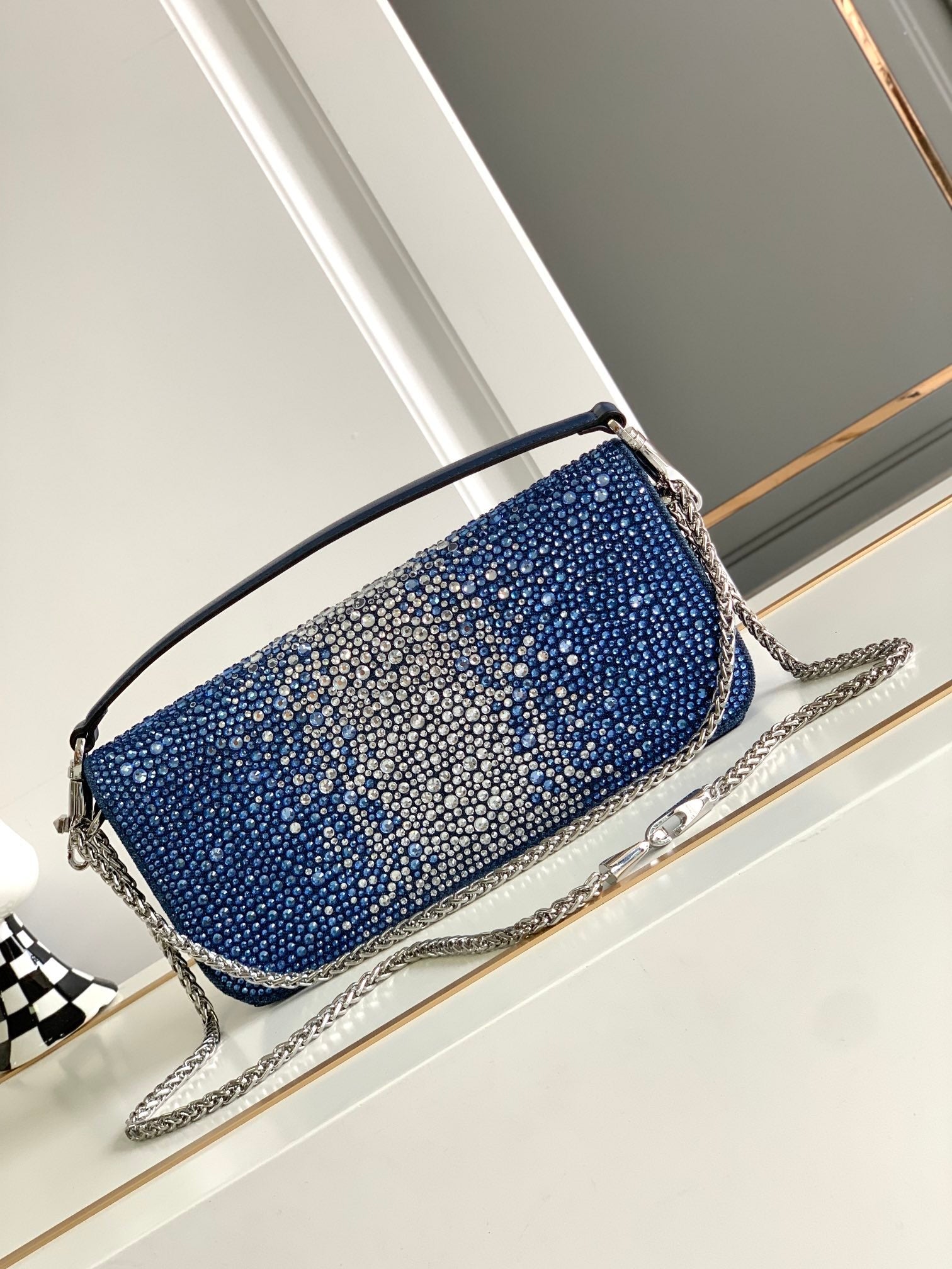 💎 V Signature Locò Crystal Mini Bag