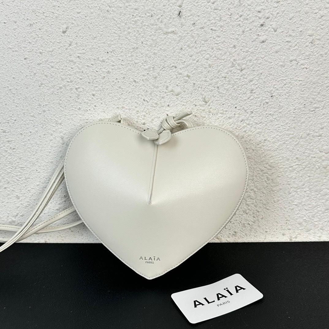 Heart-Shaped Crossbody Bag – Elegant &amp; Practical Statement Piece