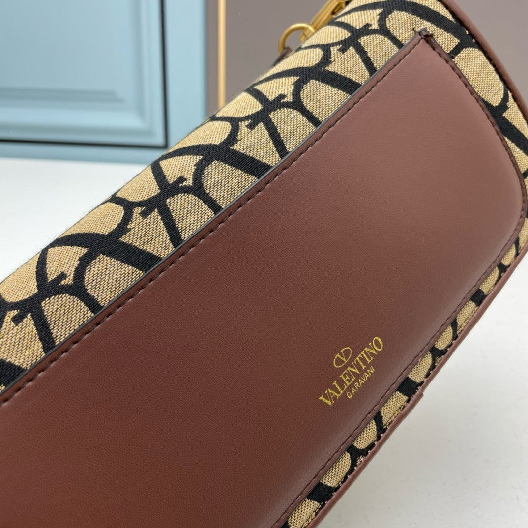 💗 V Signature Locò Calfskin Bag — Large