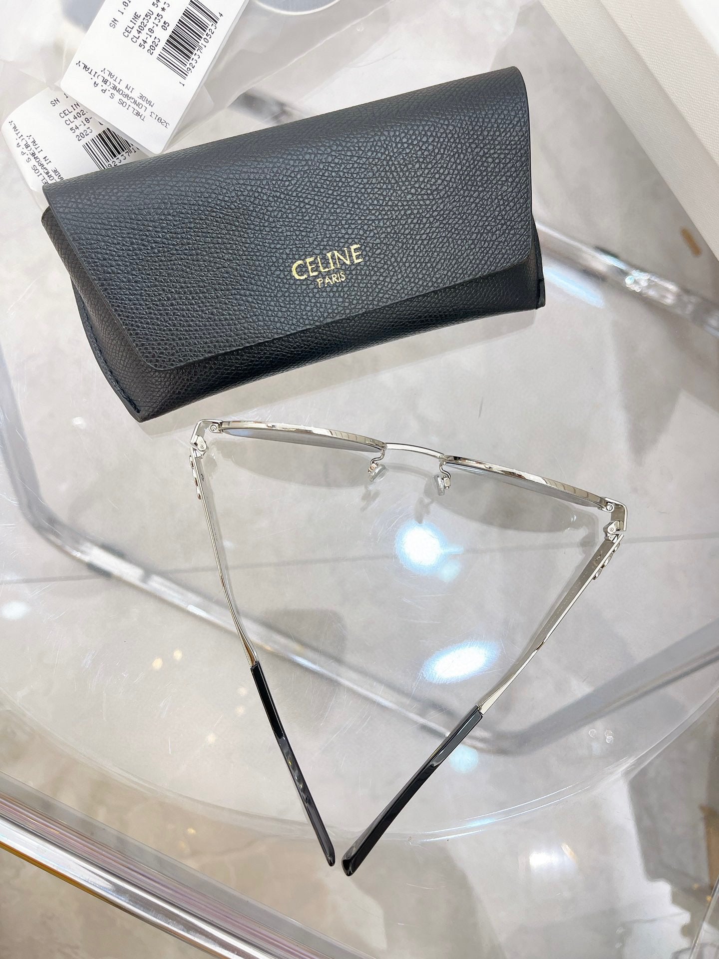 Stylish Sunglasses – Model CL40235U 🕶️