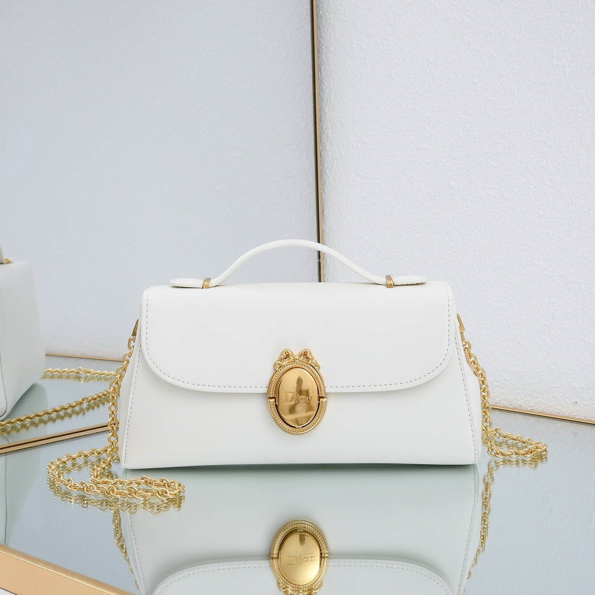 Medaillon Crossbody Bag | French Oval Design