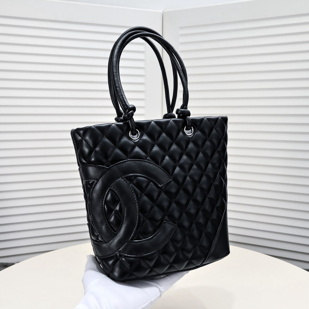 Tote Bag Cambon Line Medium: A Timeless Classic