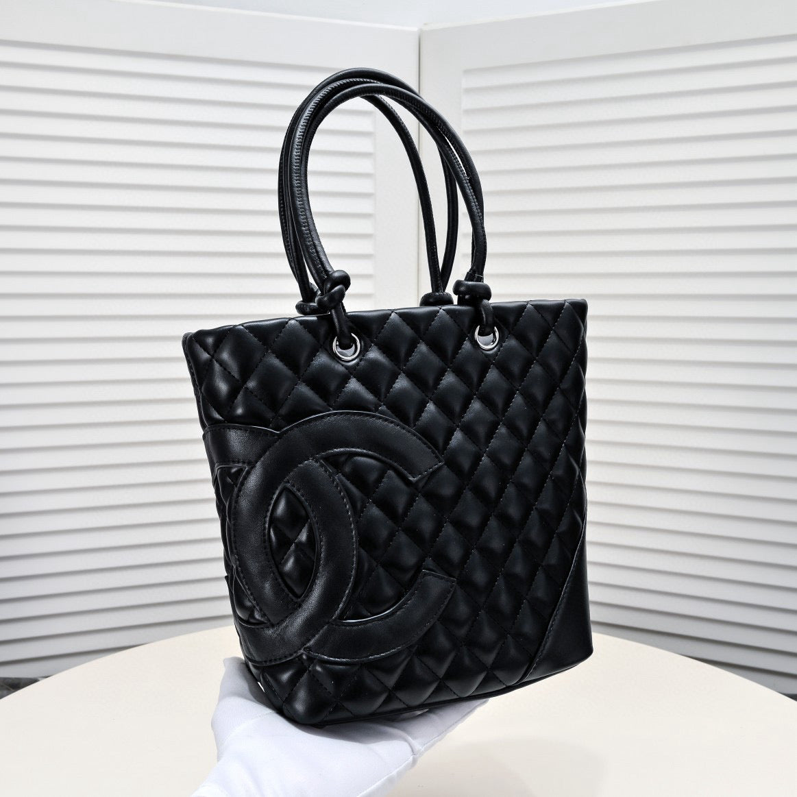 Tote Bag Cambon Line Medium: A Timeless Classic