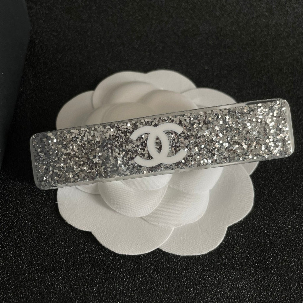 Elegant Double C Hair Clip – Timeless Accent