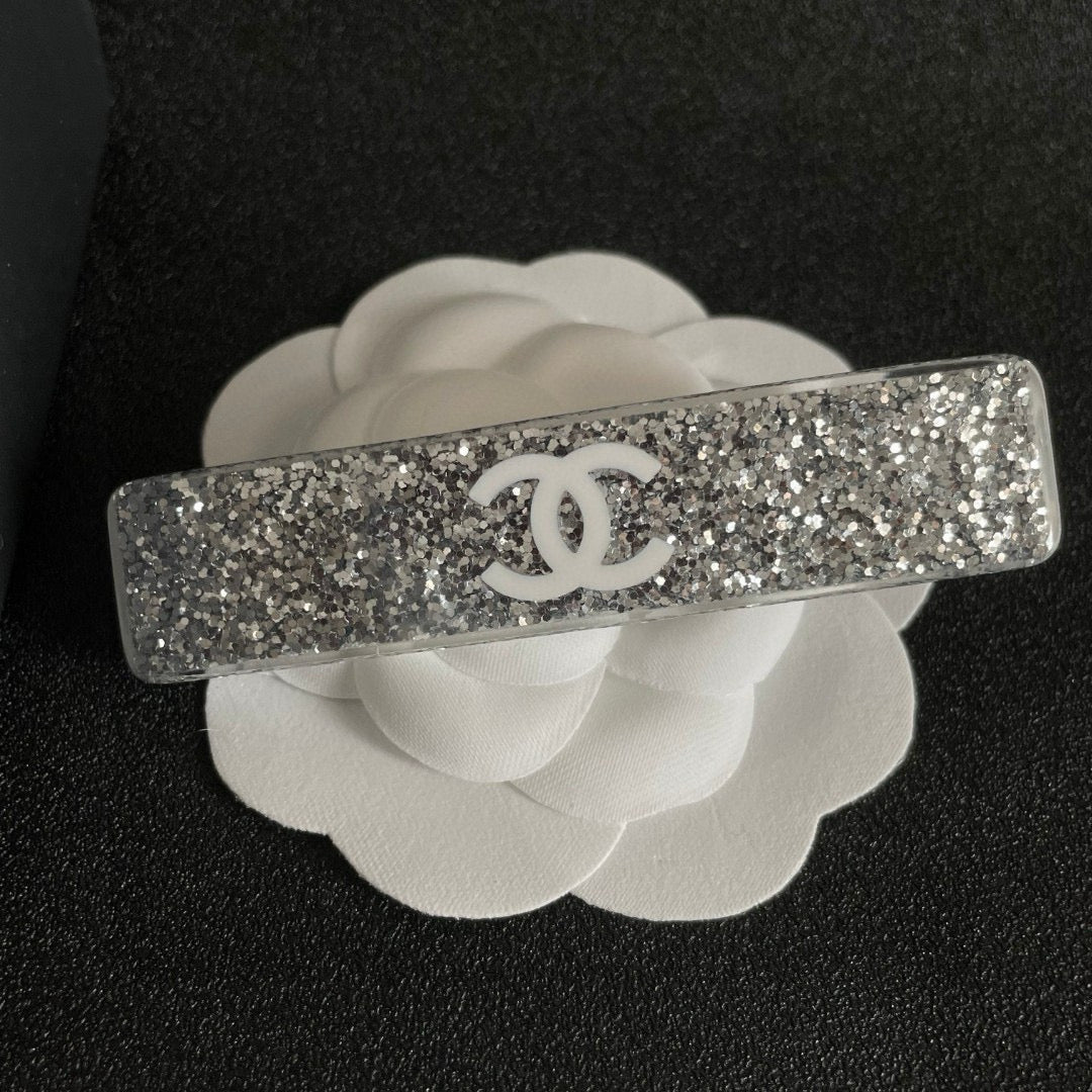 Elegant Double C Hair Clip – Timeless Accent