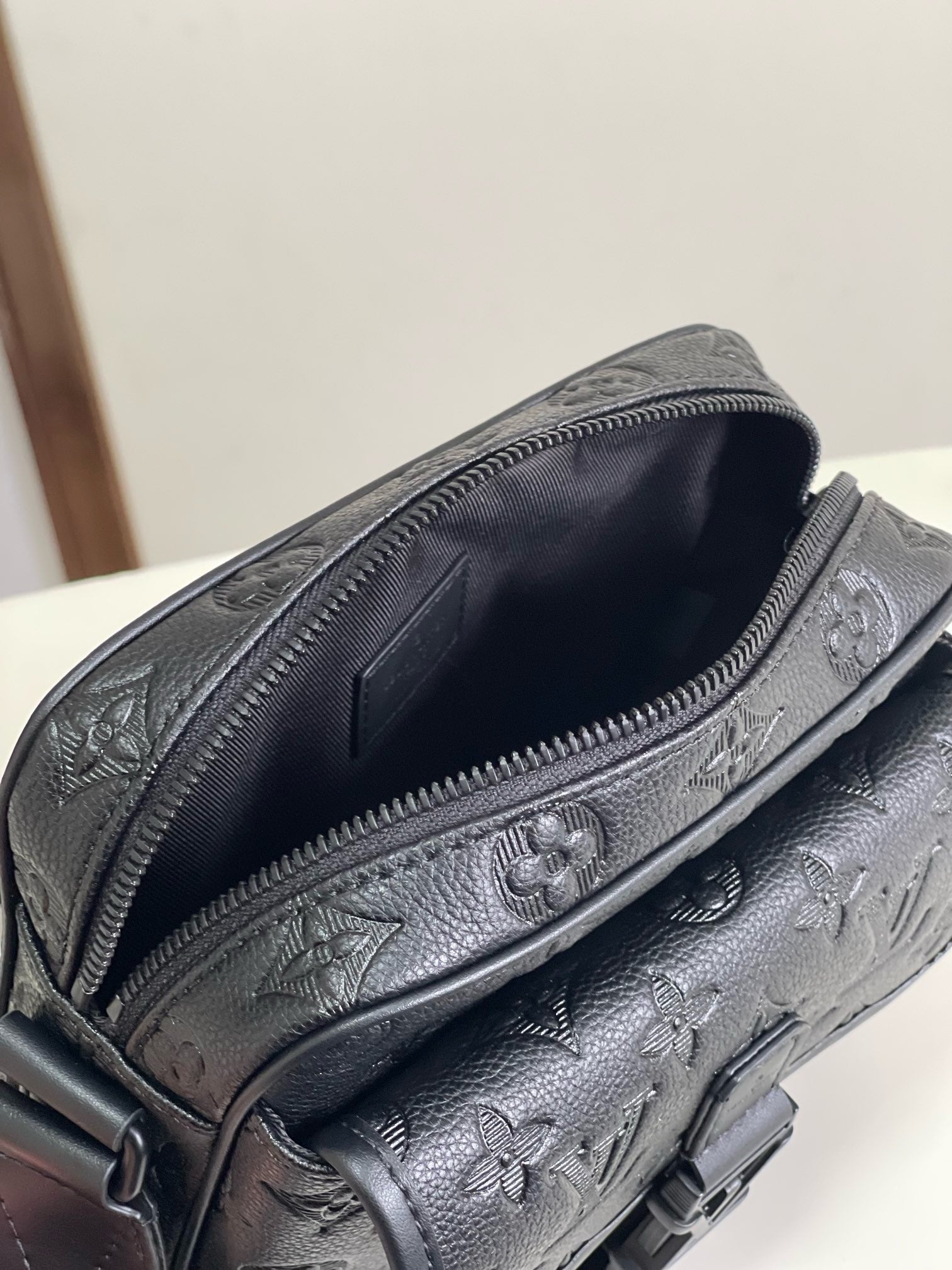 Premium Messenger Bag – Versatile & Stylish