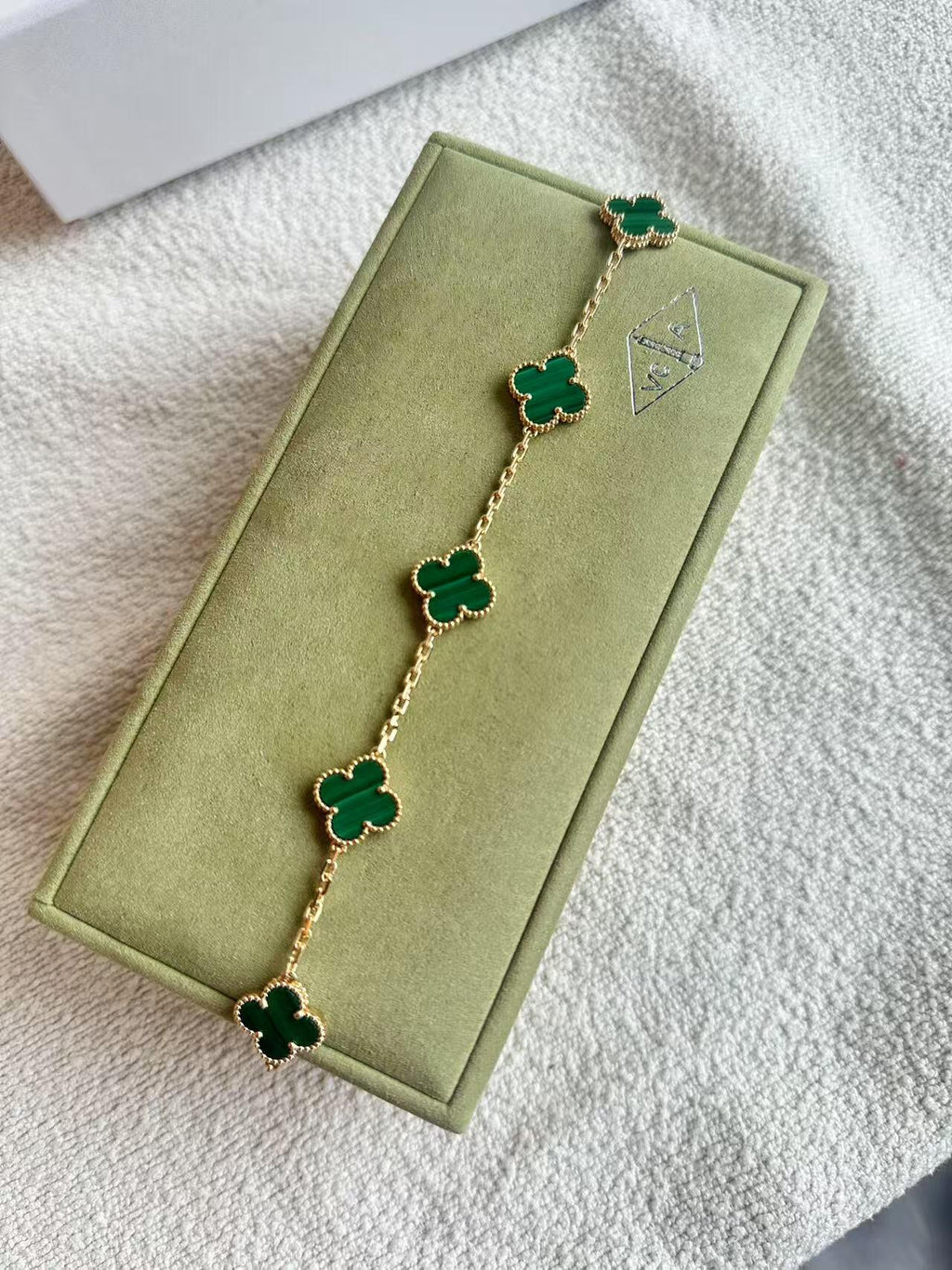 VC-Shaped Carnelian Five-Petal Bracelet