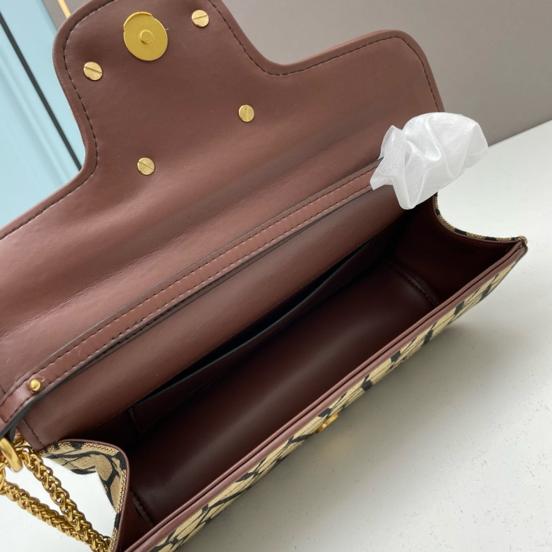 💗 V Signature Locò Calfskin Bag — Large