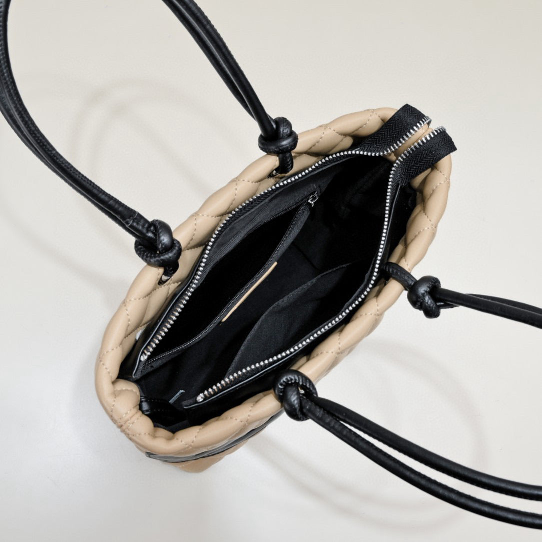 Tote Bag Cambon Line Medium: A Timeless Classic