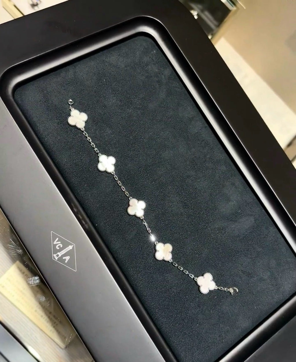 VC-Shaped Carnelian Five-Petal Bracelet