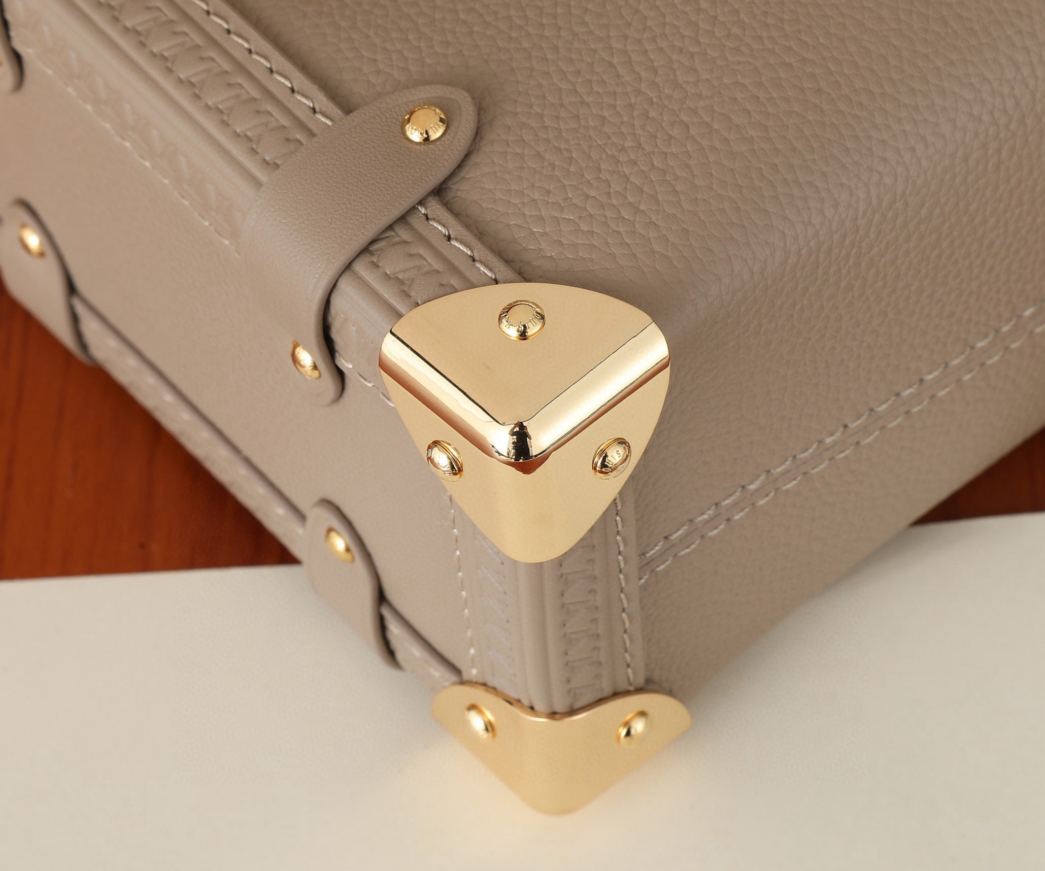 Side Trunk Medium Handbag (Premium Quality)