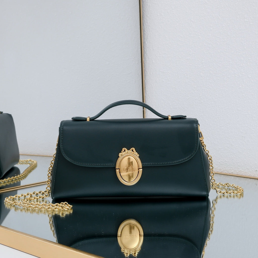 Medaillon Crossbody Bag | French Oval Design