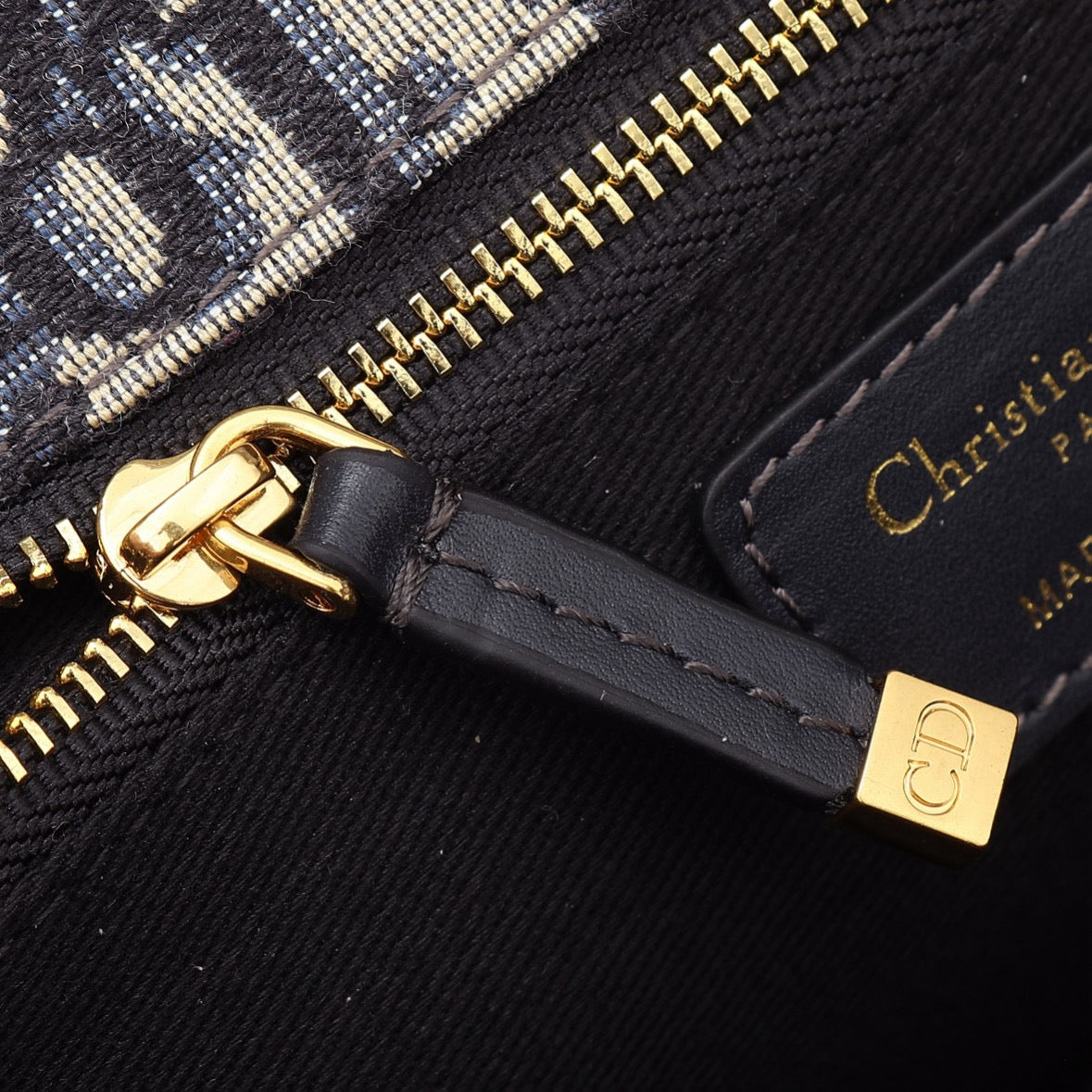 30 Montaigne-Chain Shoulder  (Premium Quality )