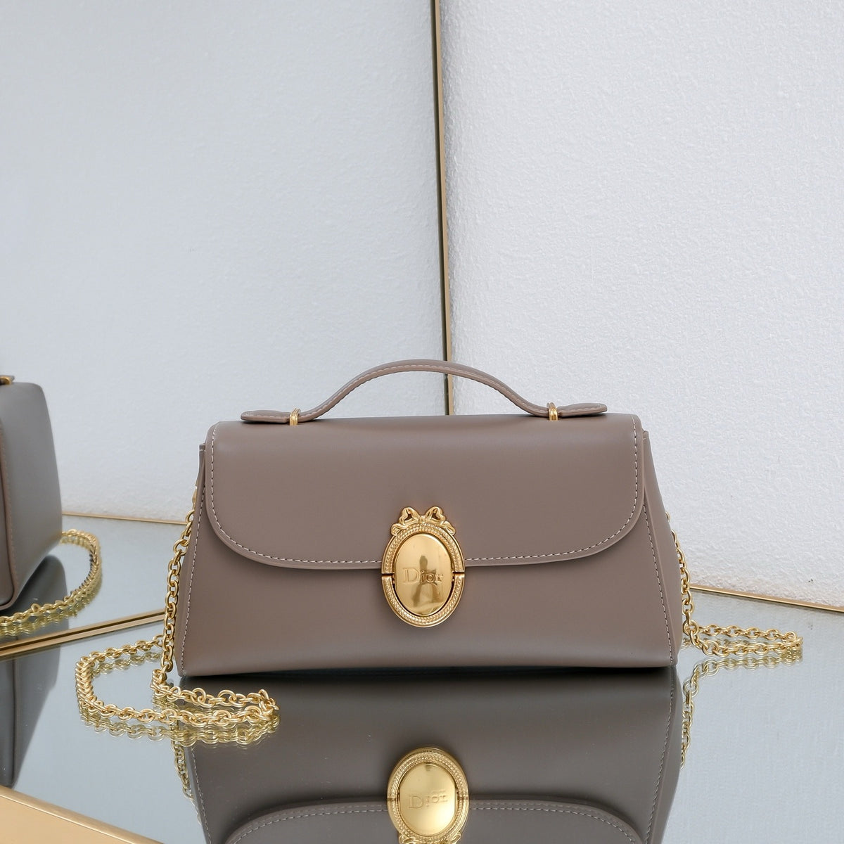 Medaillon Crossbody Bag | French Oval Design