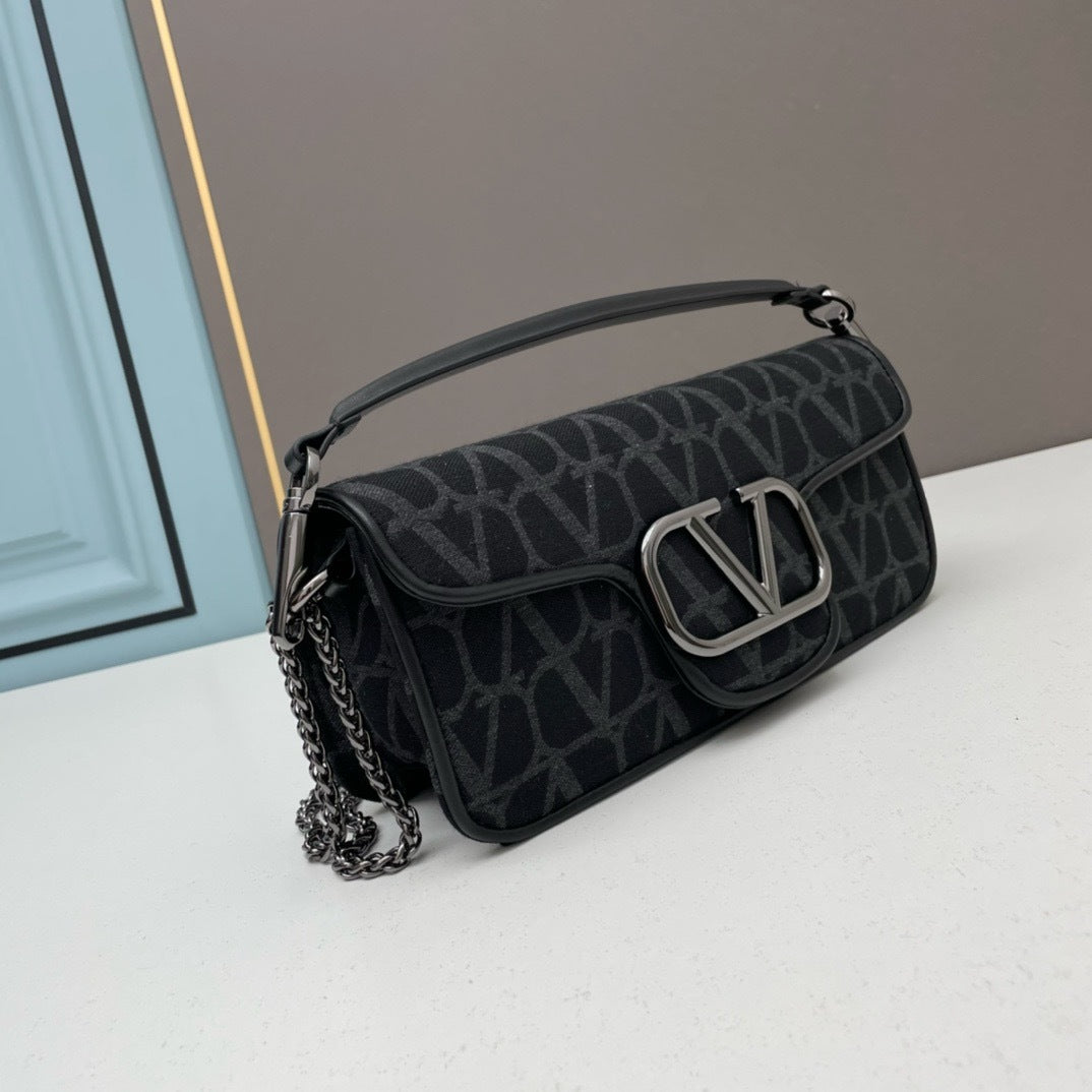 💗 V Signature Locò Calfskin Bag — Large