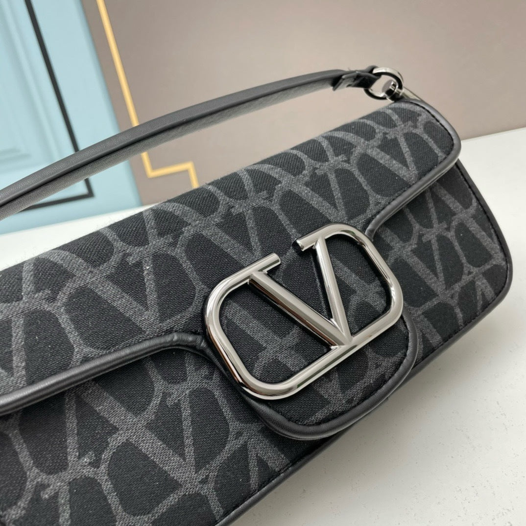 💗 V Signature Locò Calfskin Bag — Large