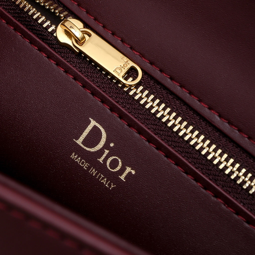 Medaillon Crossbody Bag | French Oval Design