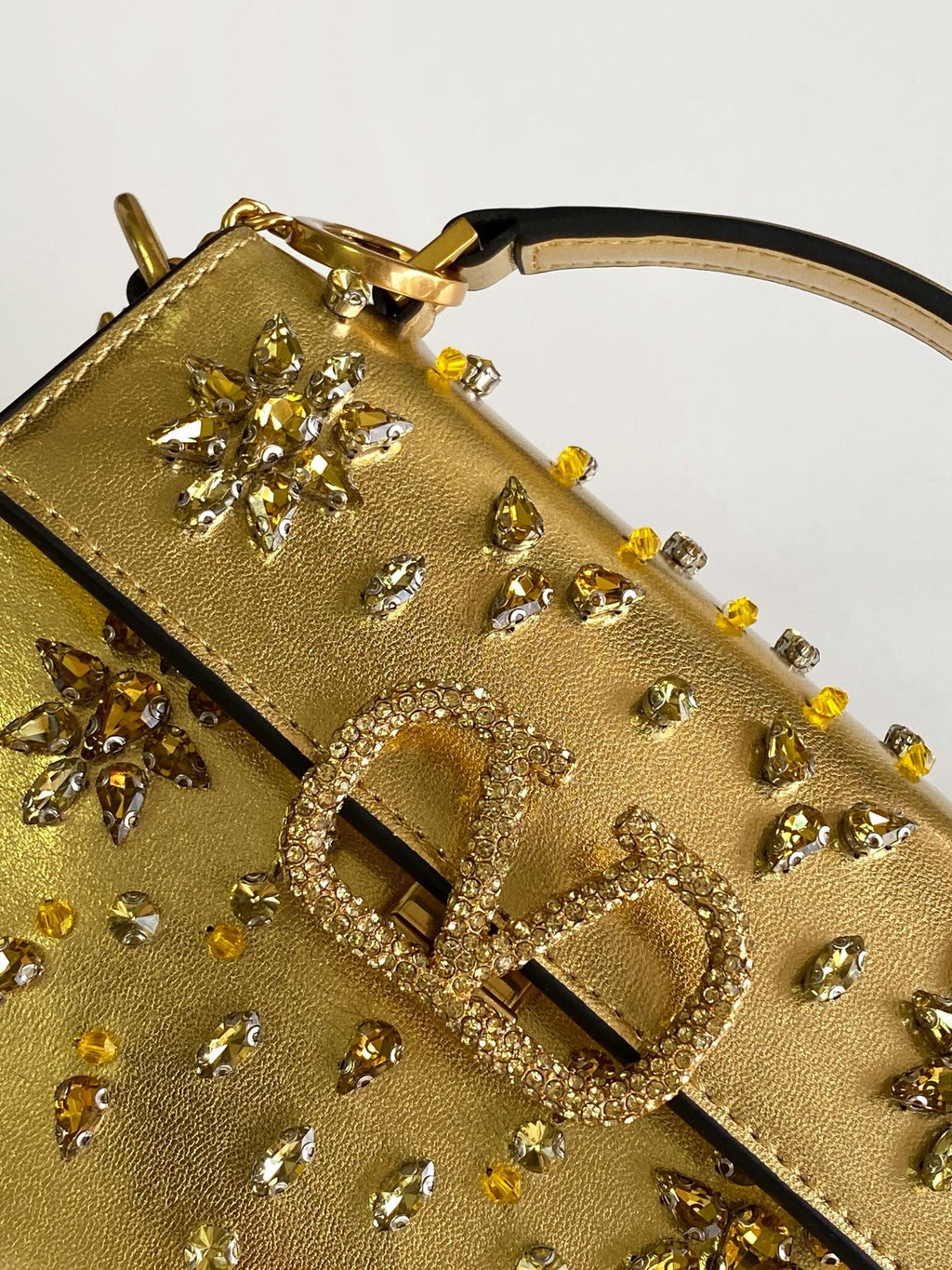 V-SLING Handcrafted Pompom Bag | 9911 MTX