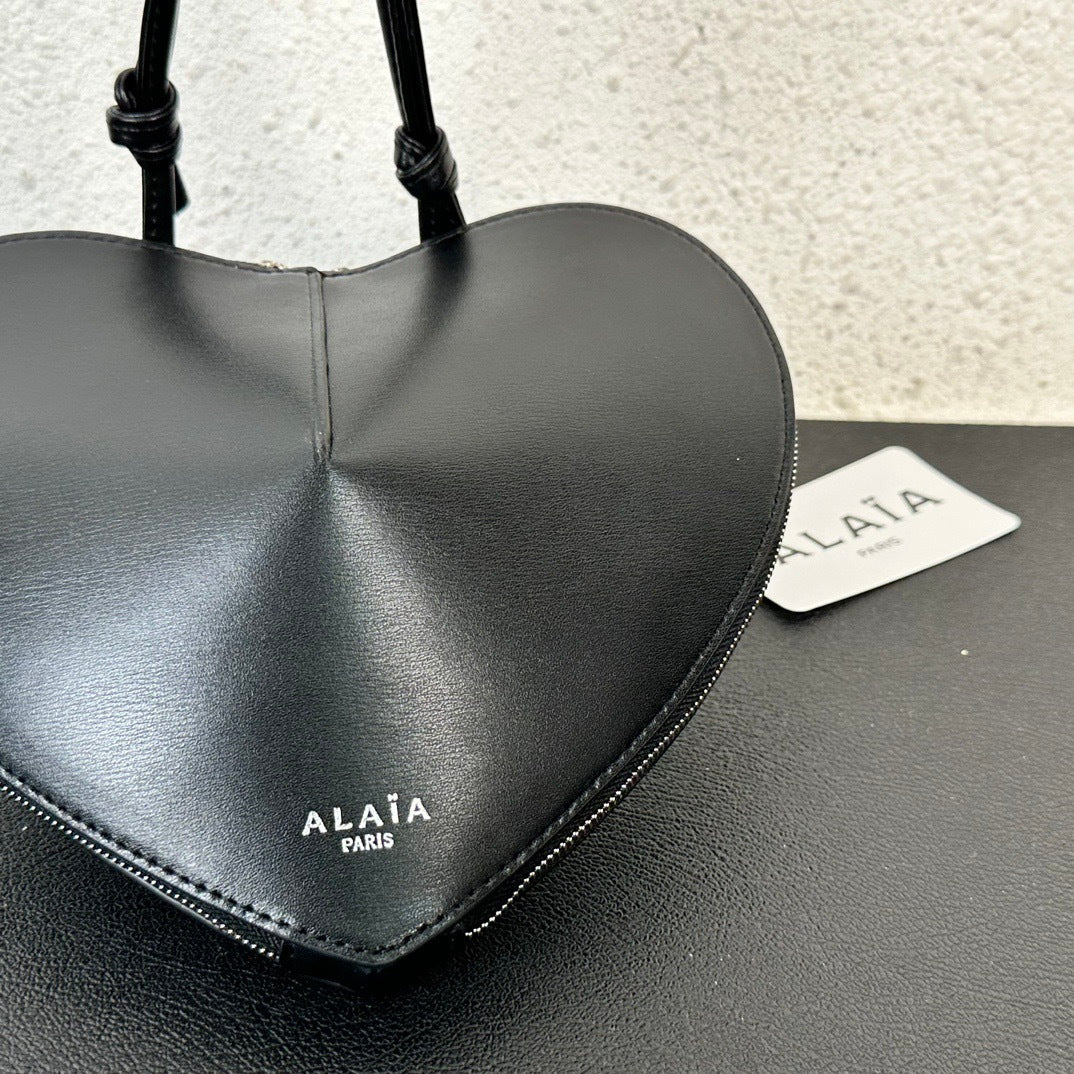 Heart-Shaped Crossbody Bag – Elegant &amp; Practical Statement Piece