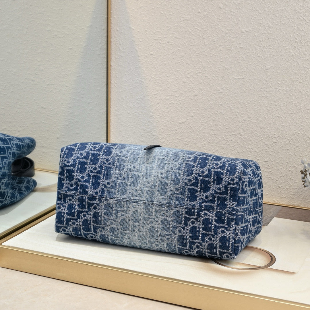 Toujours Travel Bag: Luxury Meets Functionality