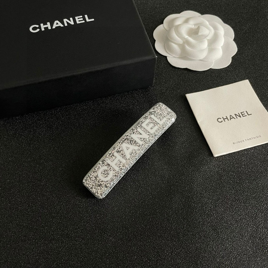 Elegant Double C Hair Clip – Timeless Accent