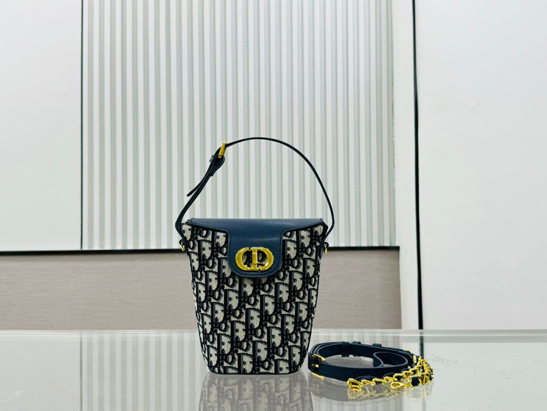 D Bucket bag
