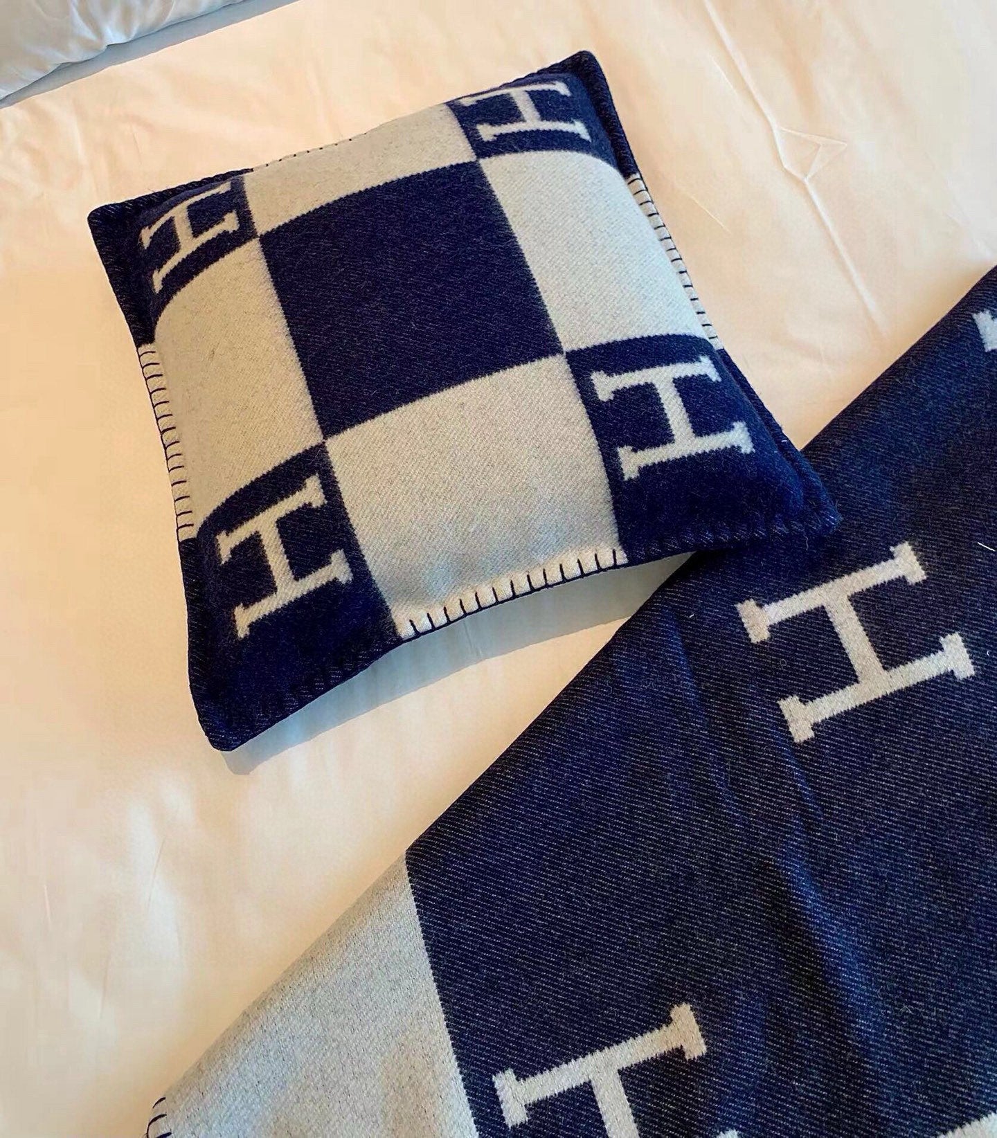 Luxury Premium Cashmere Jacquard Throw Blanket +Pillow