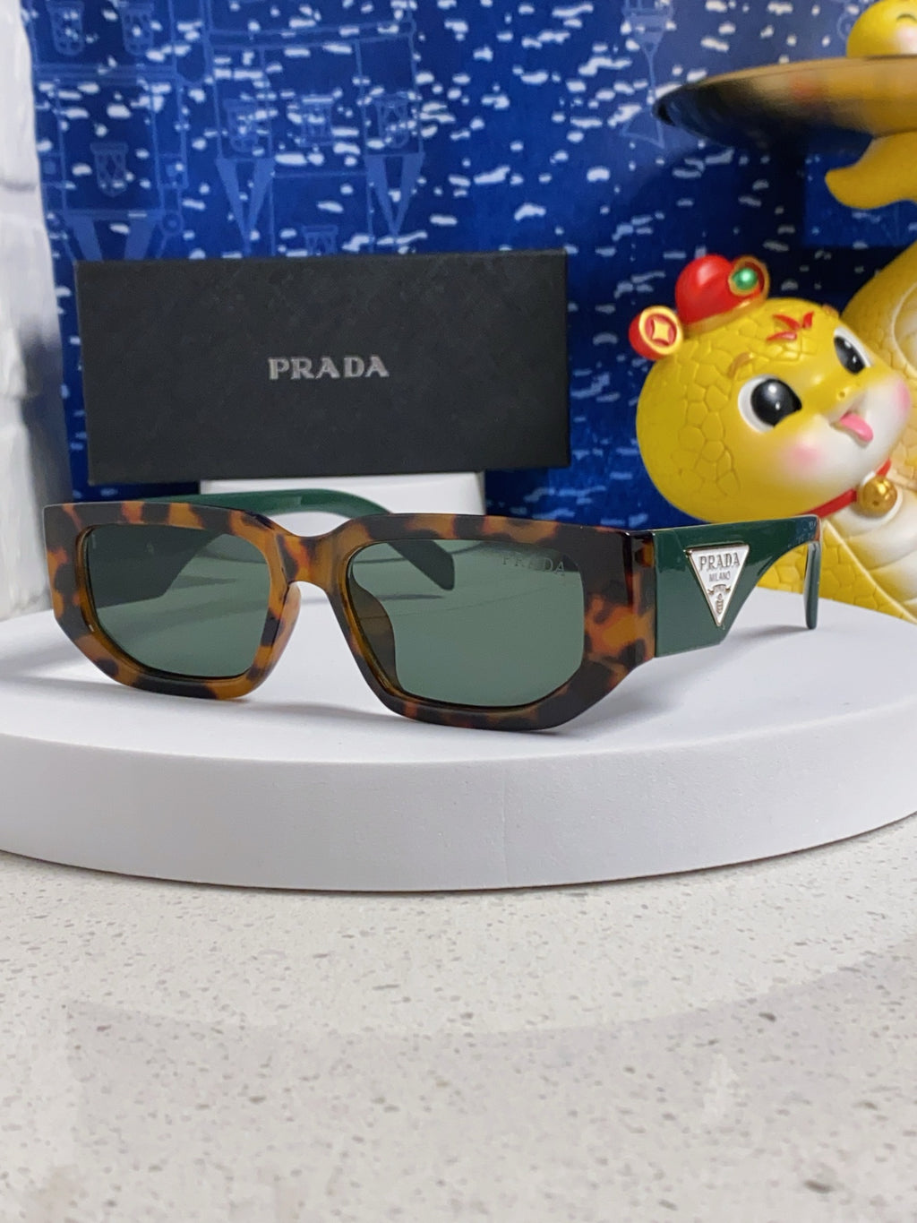 Square Frame Sunglasses — 2025 Collection 🕶️✨