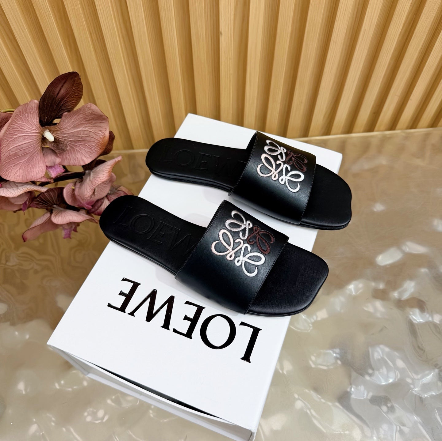 Pearl Buckle Embroidered Kitten Heel Mule — 2026 Spring/Summer 👡✨