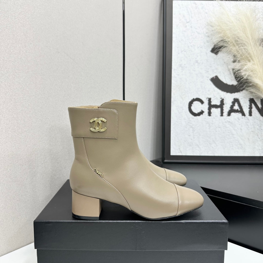 26P AW Metal Logo Ankle Boot