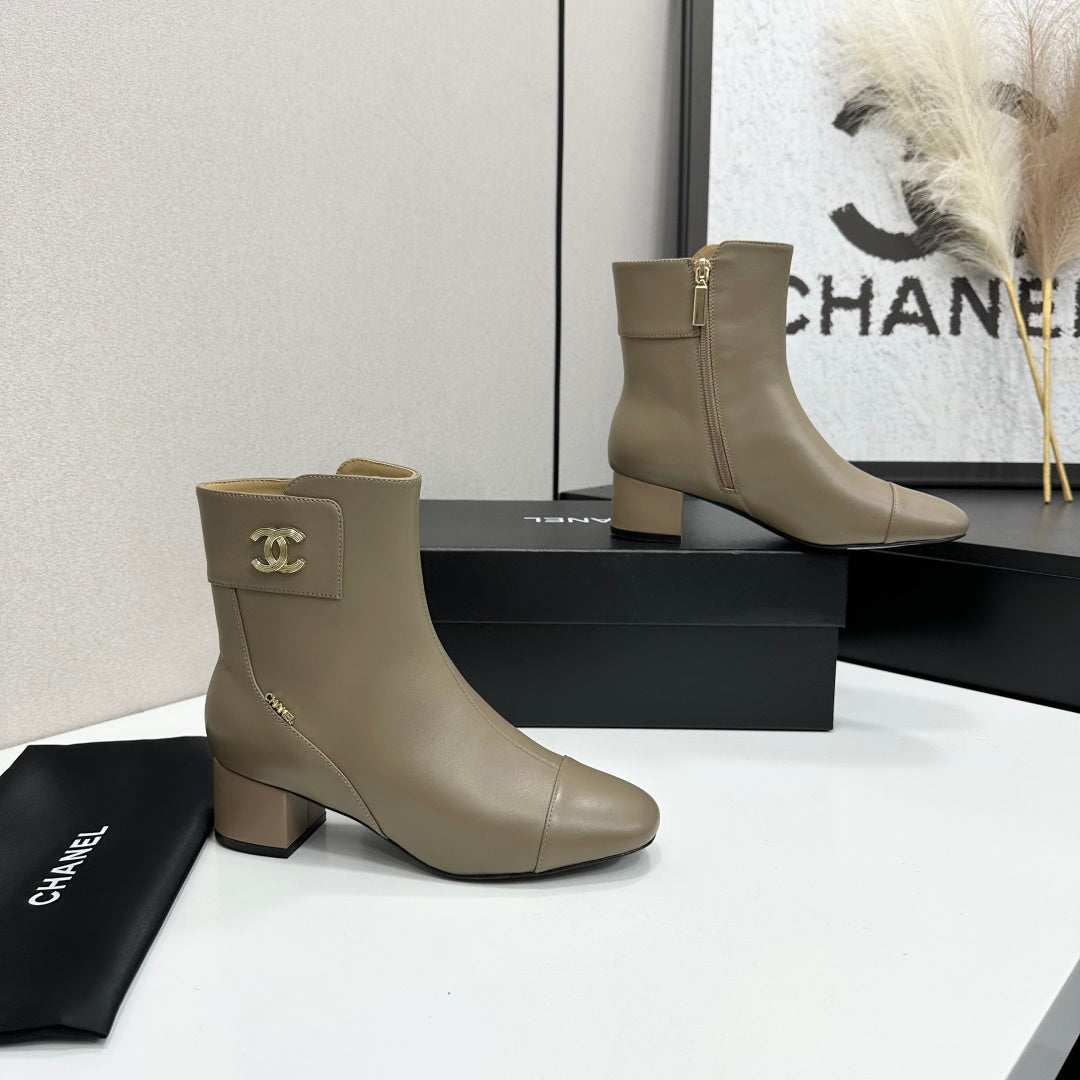 26P AW Metal Logo Ankle Boot
