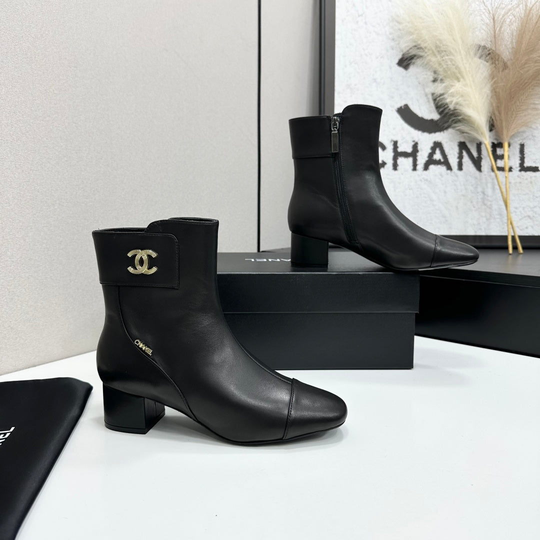 26P AW Metal Logo Ankle Boot