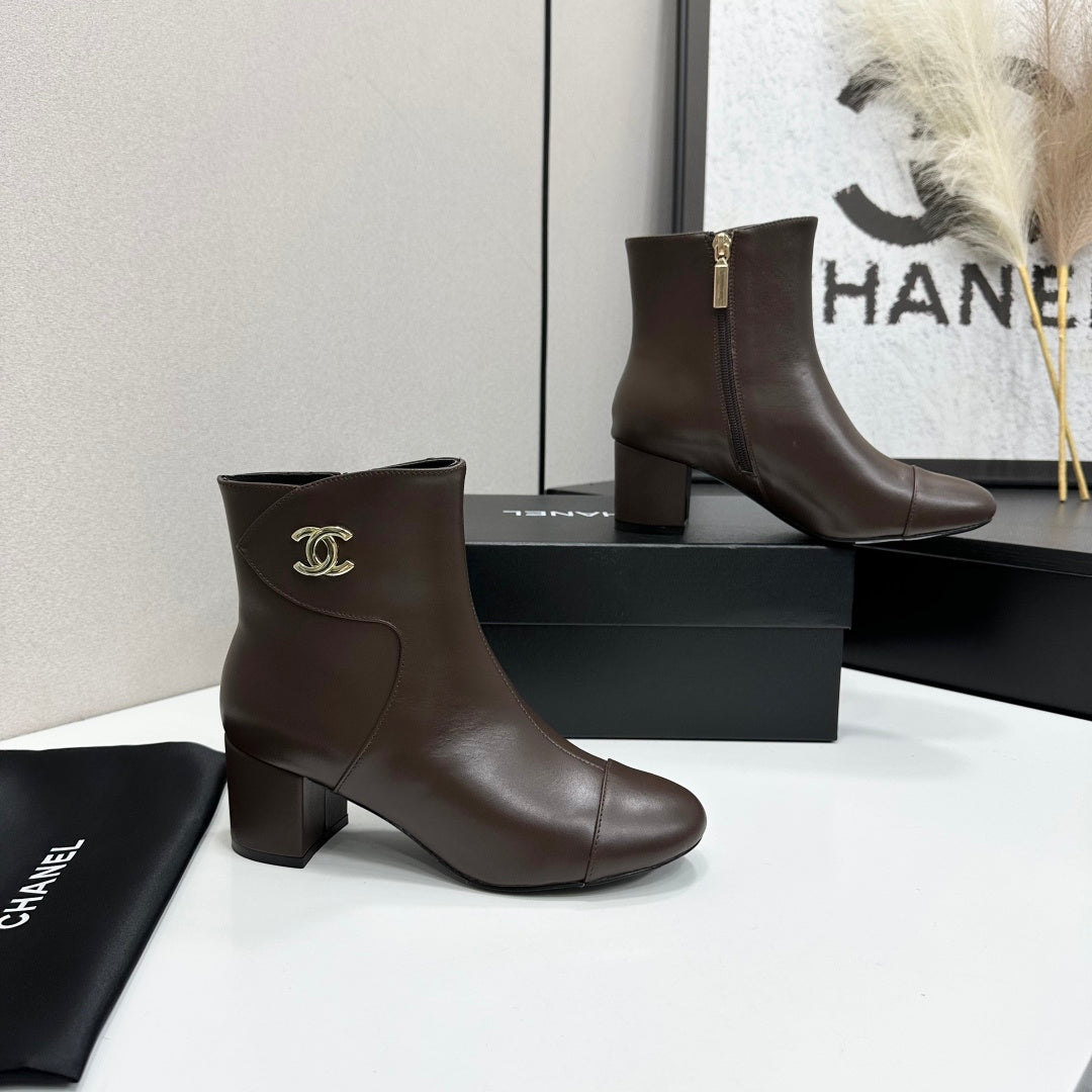 26P AW Metal Logo Ankle Boot