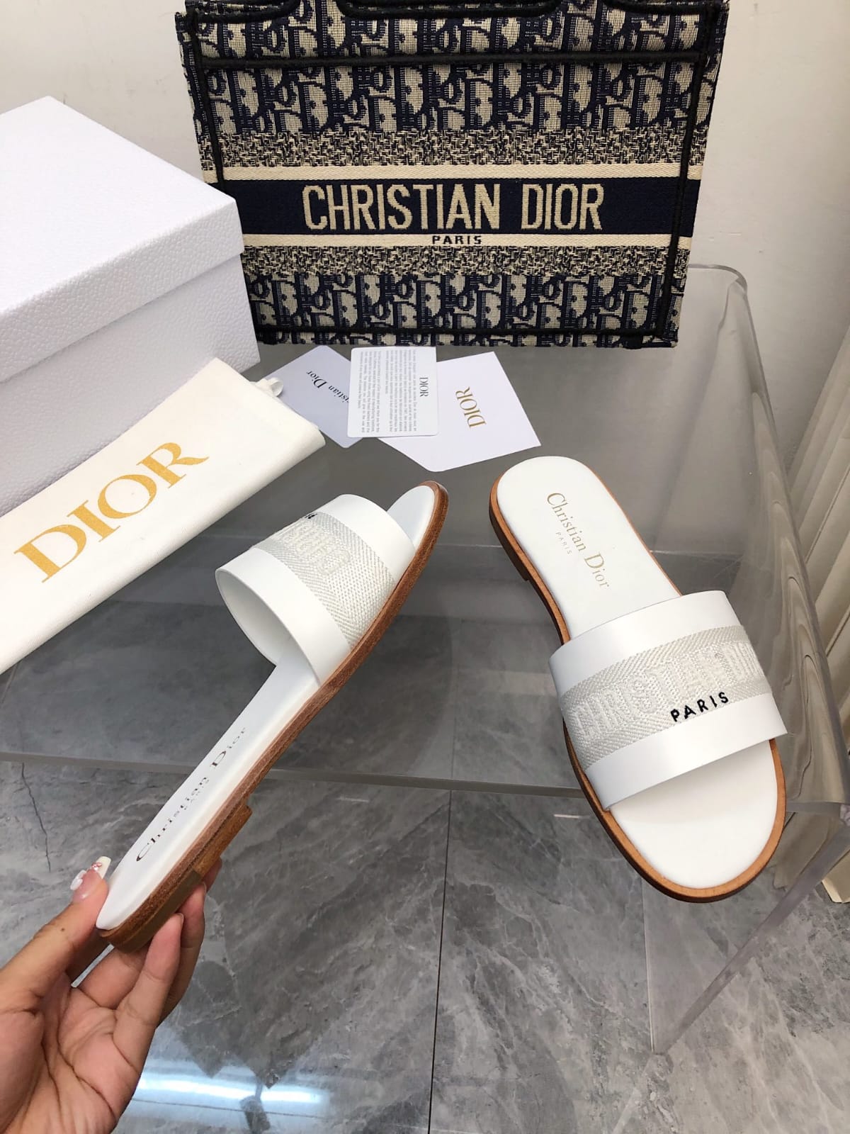 D*i*o*r 2024 Spring & Summer C*D Logo Embroidered Flat Slippers