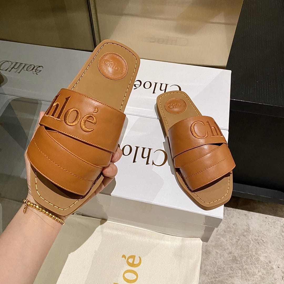 CH*L0E WOODY FLAT MULE SANDAL