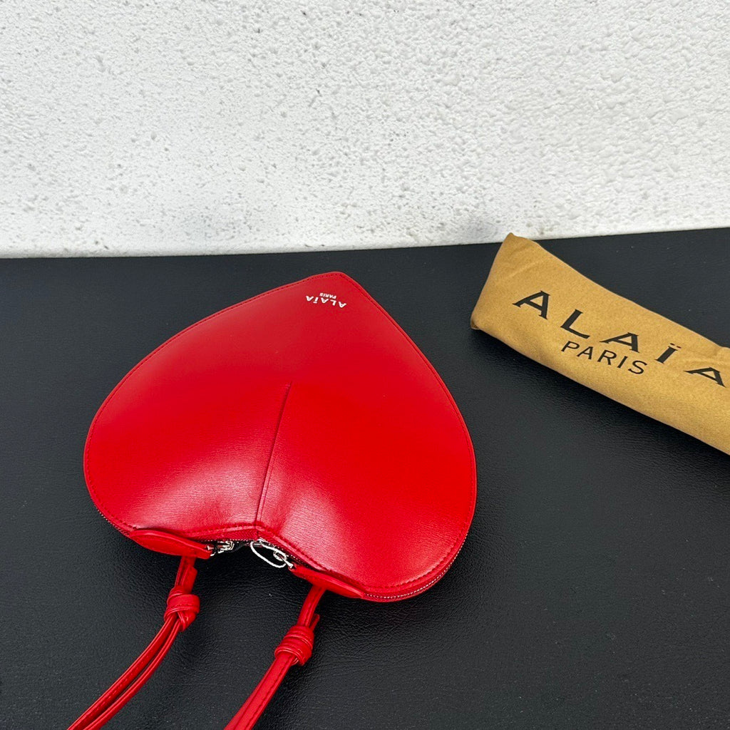 Heart-Shaped Crossbody Bag – Elegant &amp; Practical Statement Piece