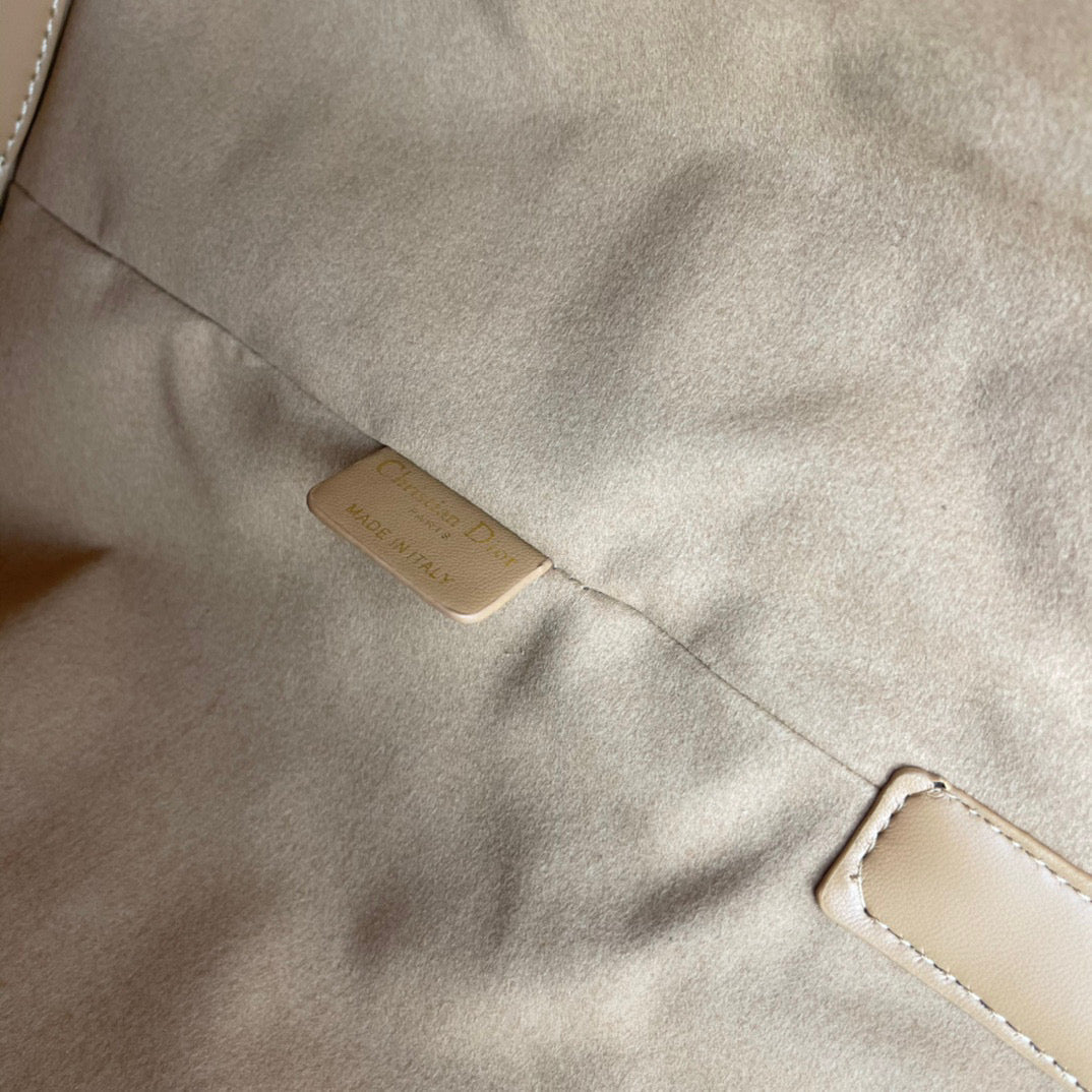 D Travel in Style with the Toujours Bag