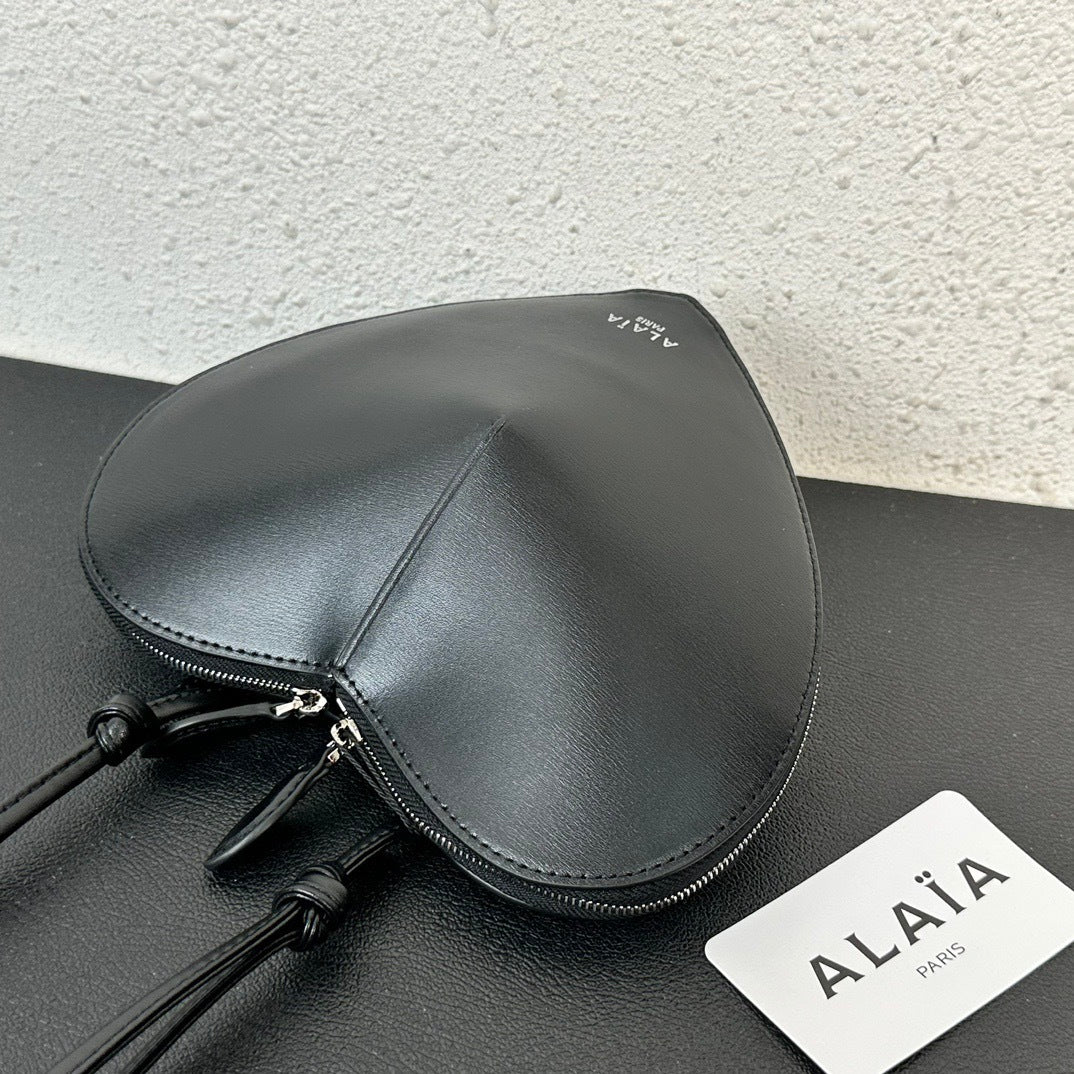 Heart-Shaped Crossbody Bag – Elegant &amp; Practical Statement Piece
