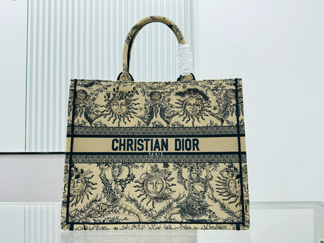 D*i0r Book Tote