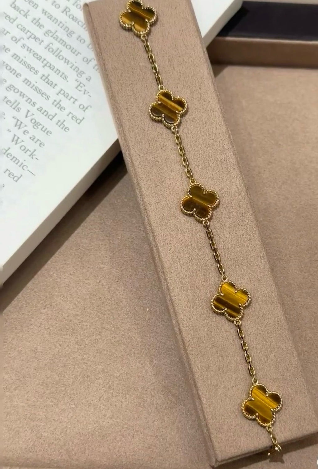 VC-Shaped Carnelian Five-Petal Bracelet