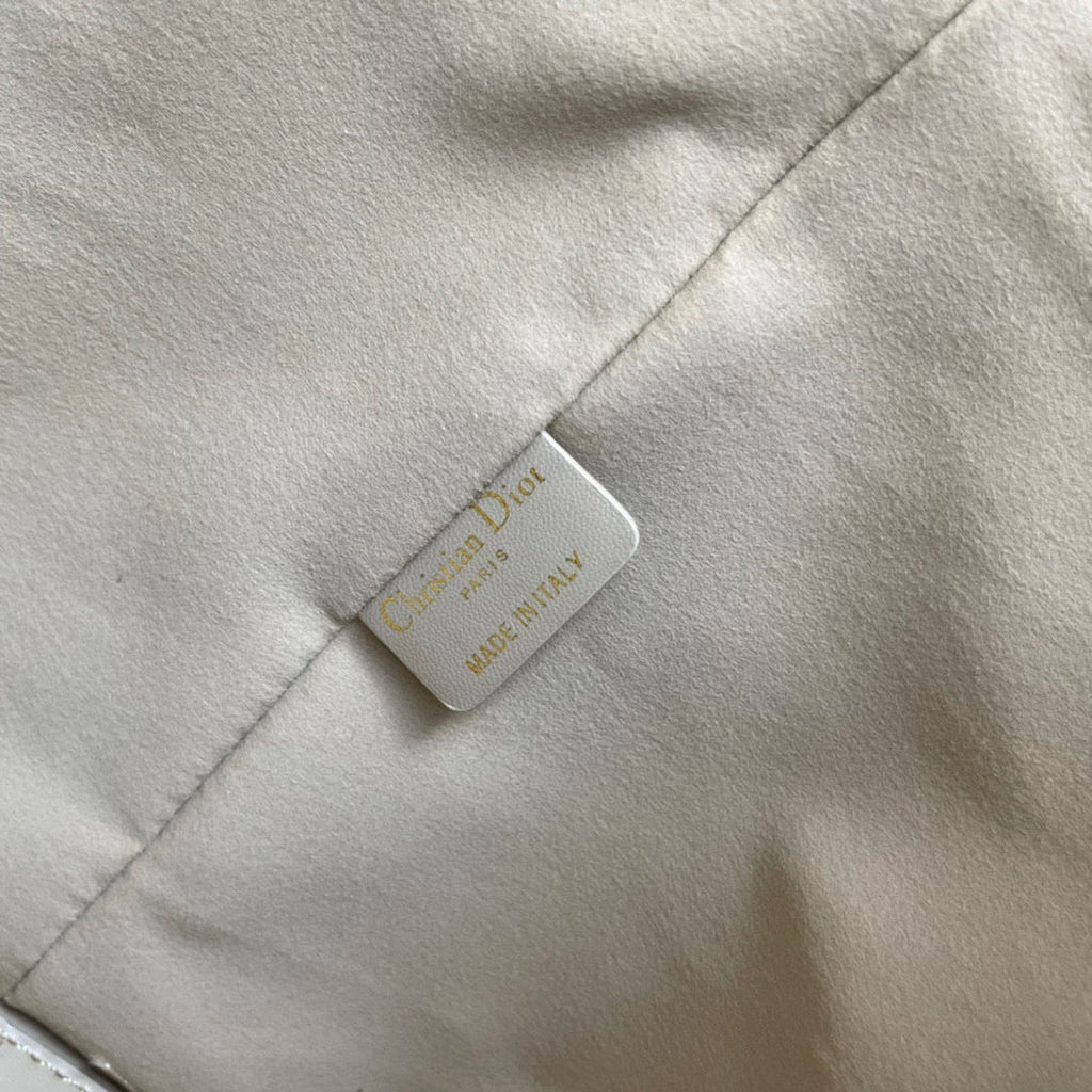 D Travel in Style with the Toujours Bag