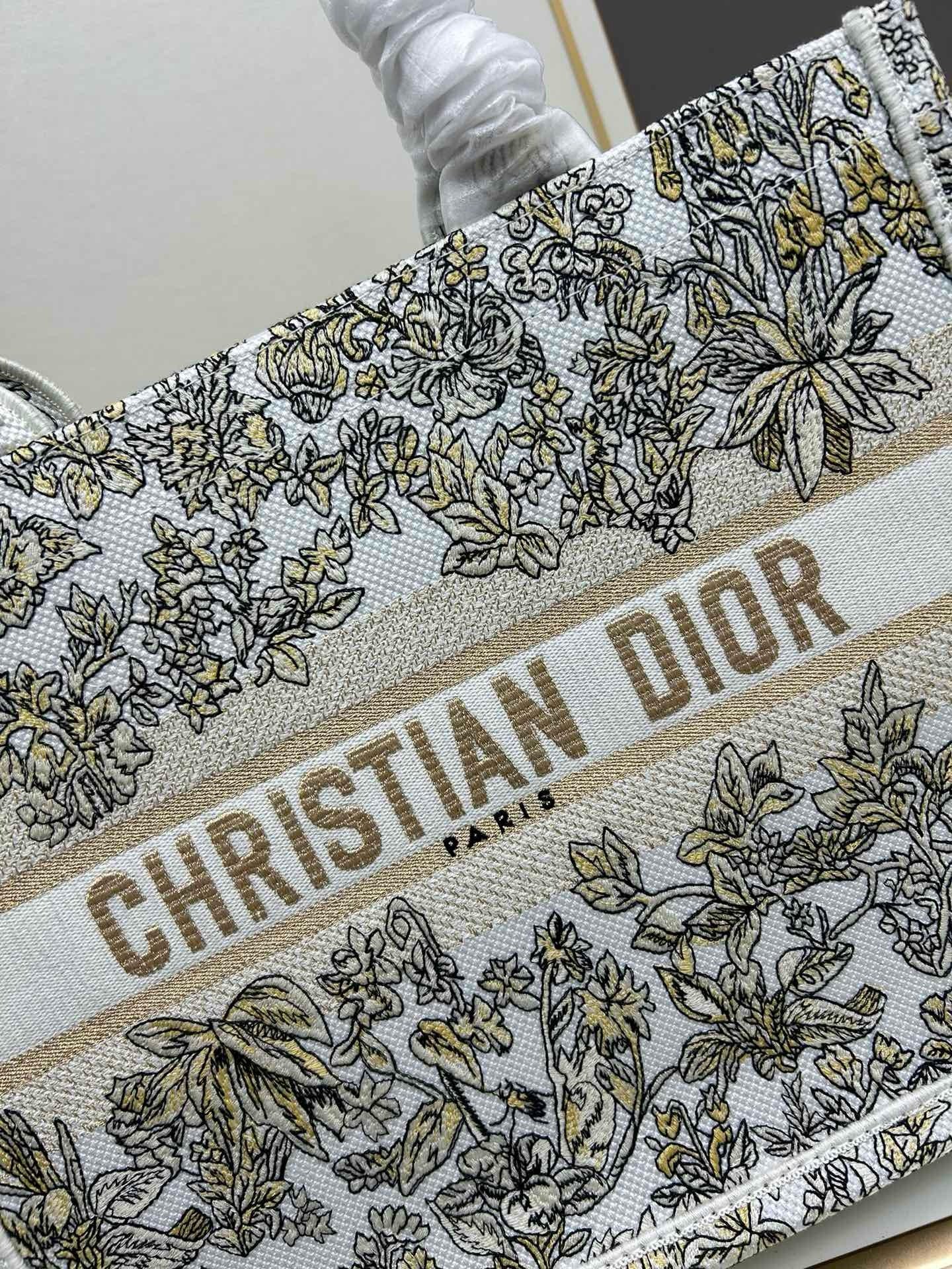 Art-Inspired Embroidered Tote Book