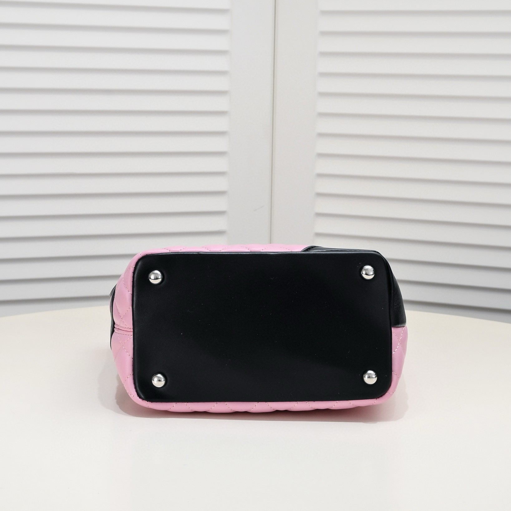 Tote Bag Cambon Line Medium: A Timeless Classic