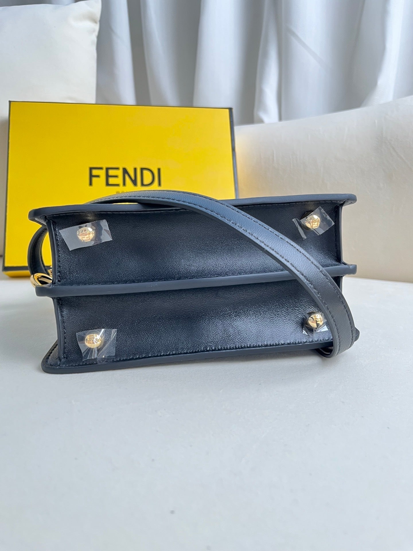 Peekaboo ISeeU Petite – Black (Petite)