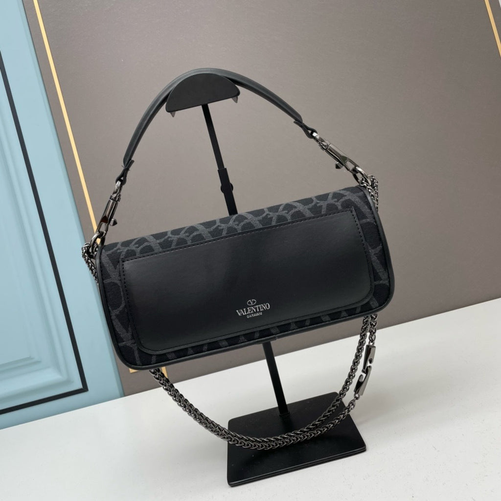 💗 V Signature Locò Calfskin Bag — Large