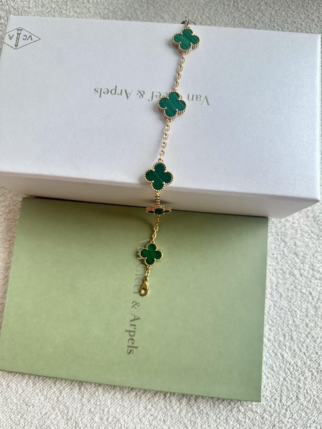 VC-Shaped Carnelian Five-Petal Bracelet